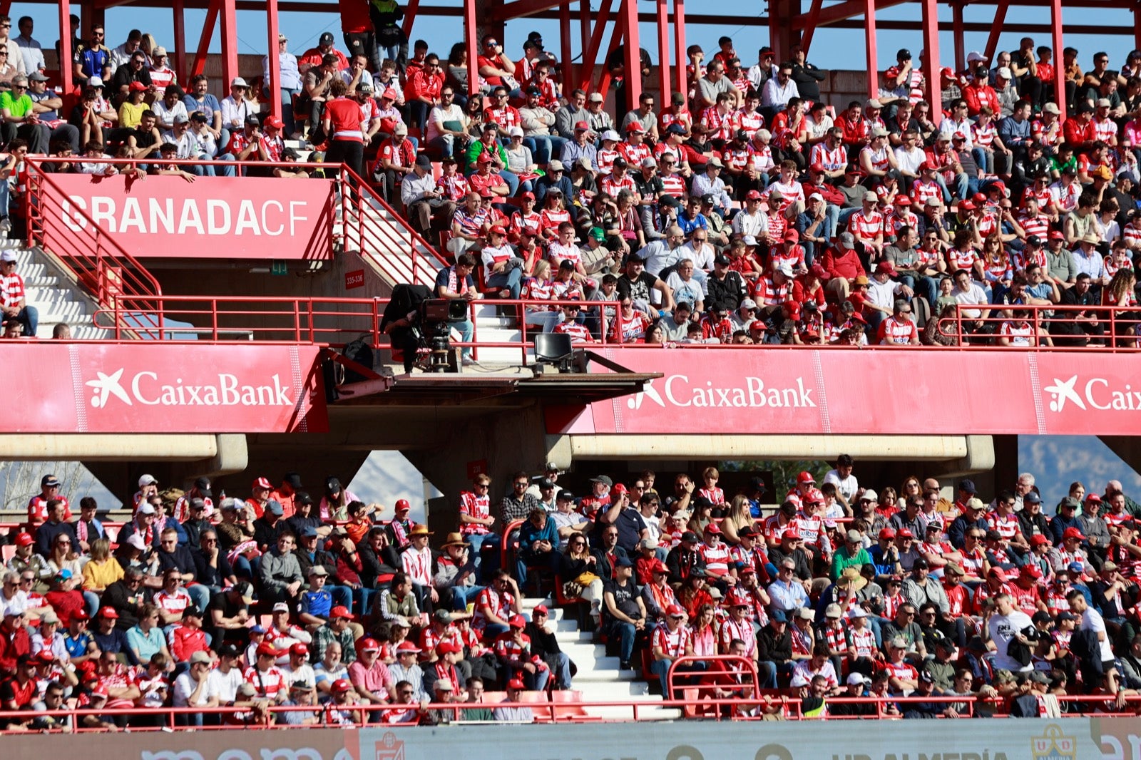 Encuéntrate en la grada en el partido entre Granada y Almería