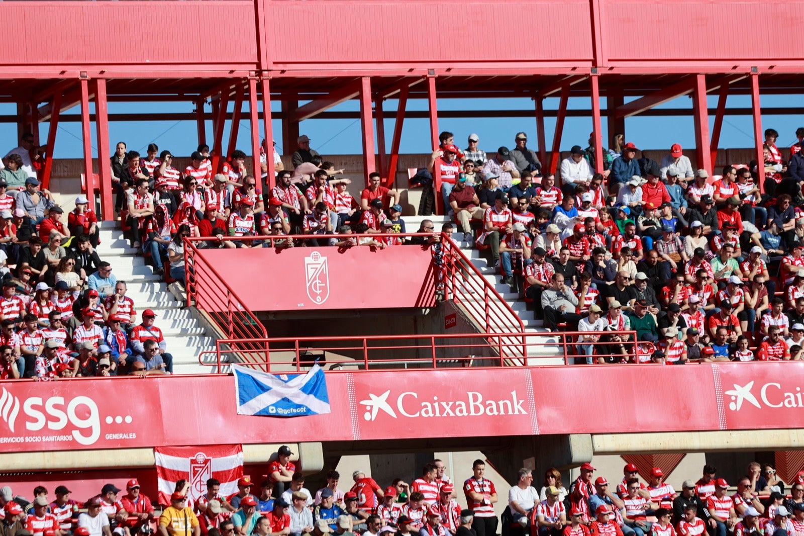 Encuéntrate en la grada en el partido entre Granada y Almería