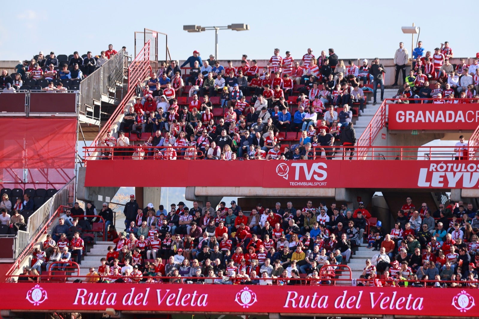 Encuéntrate en la grada en el partido entre Granada y Almería