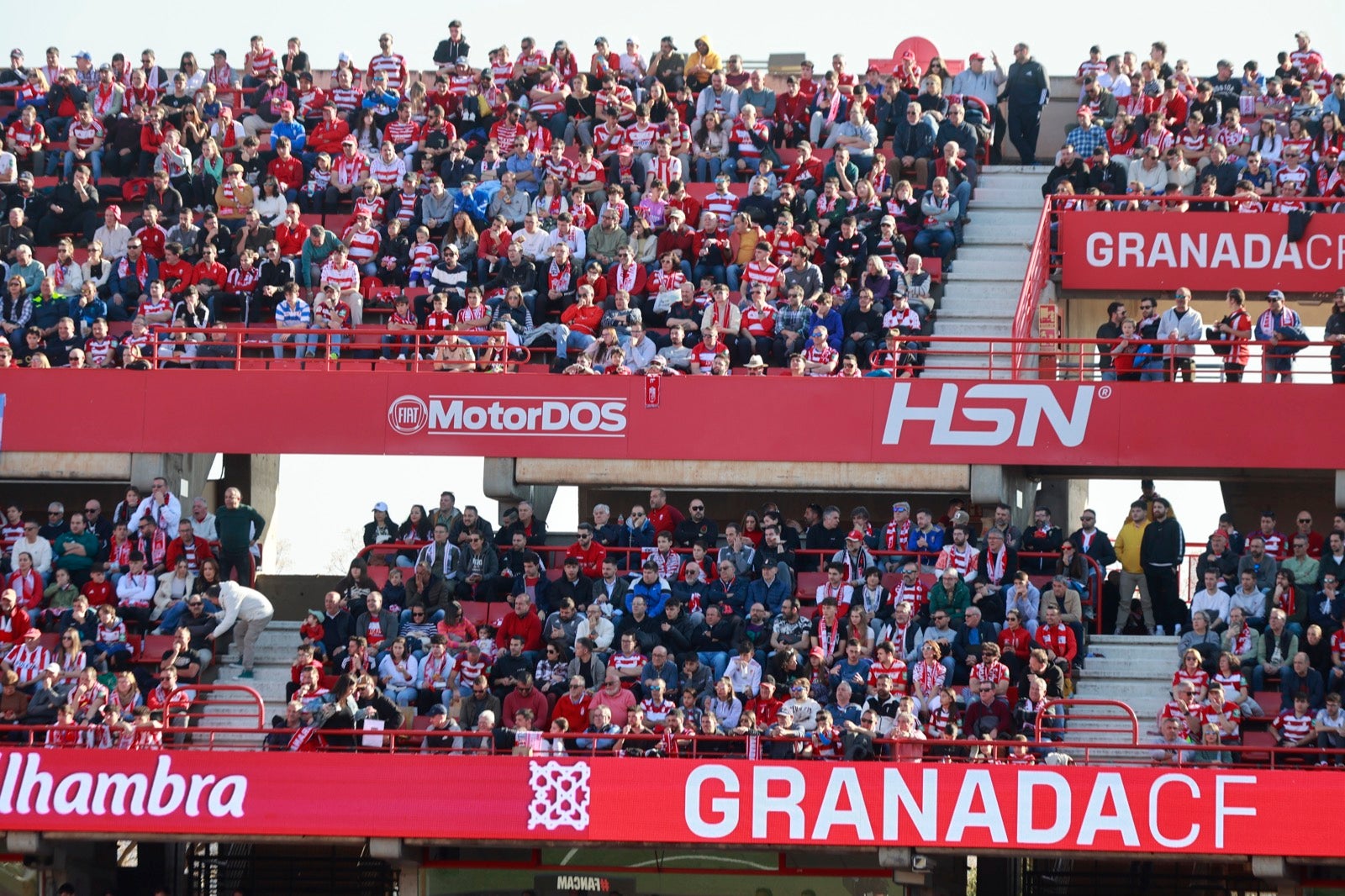 Encuéntrate en la grada en el partido entre Granada y Almería