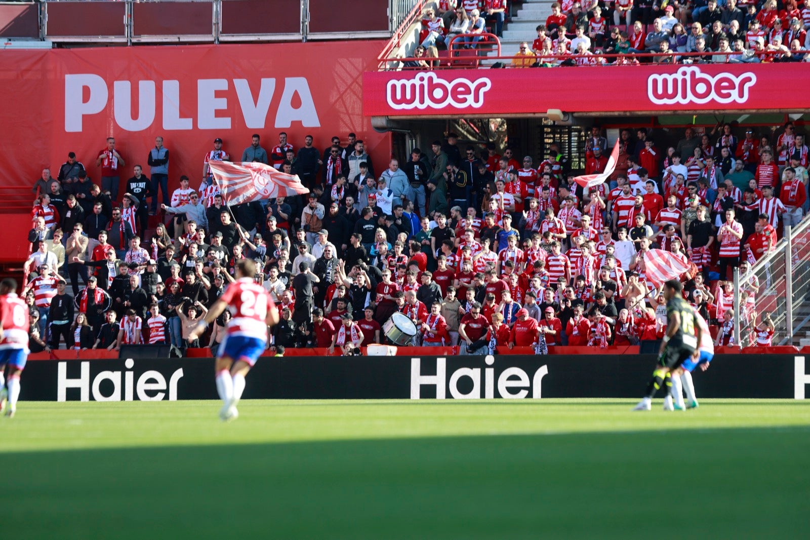 Encuéntrate en la grada en el partido entre Granada y Almería