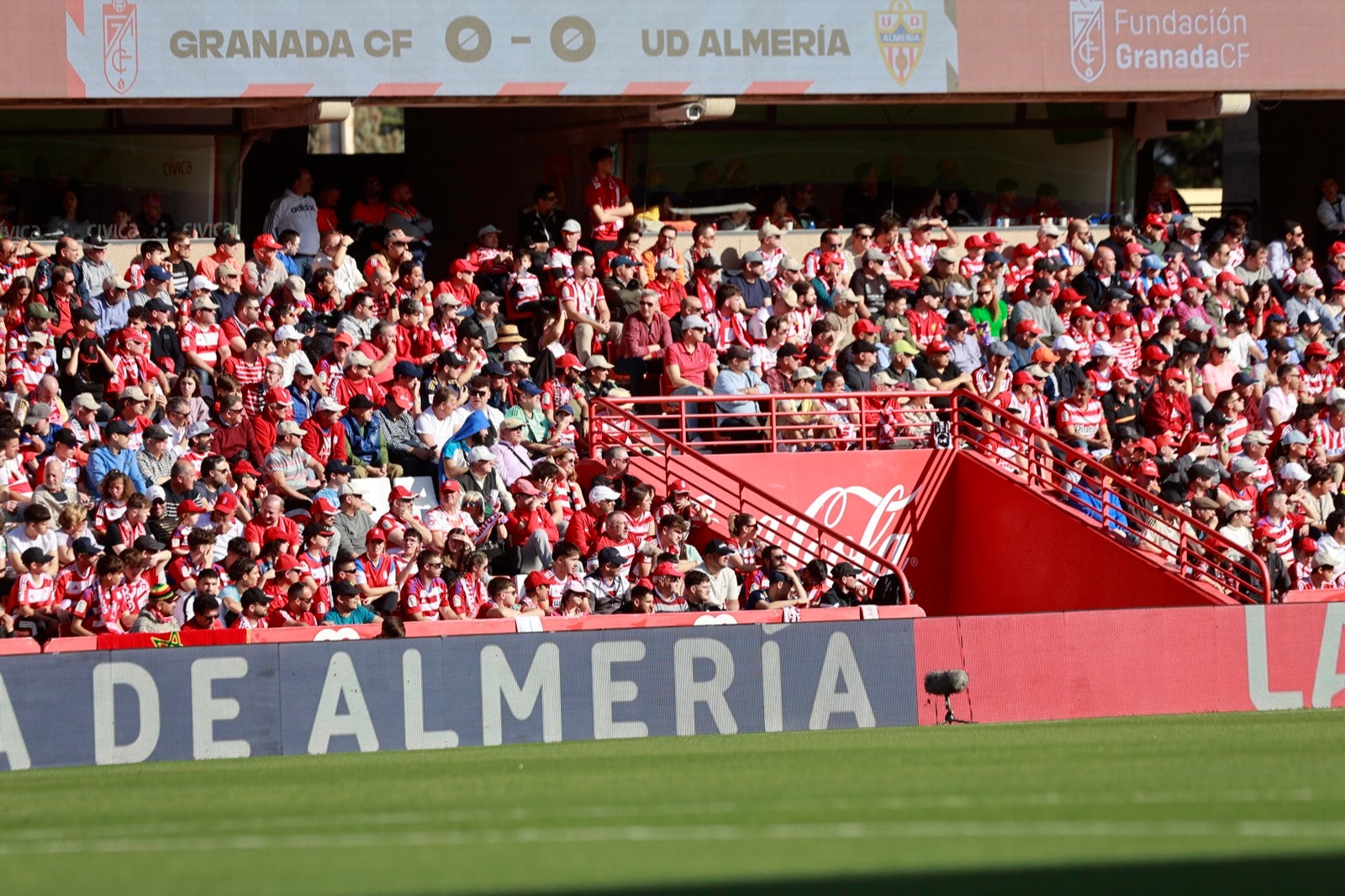 Encuéntrate en la grada en el partido entre Granada y Almería