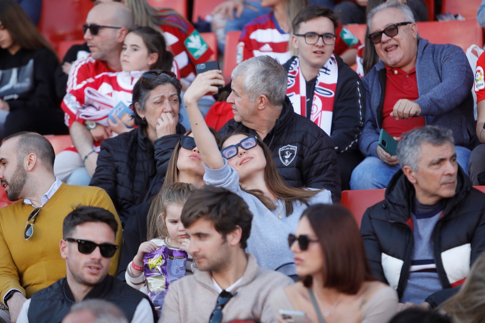 Encuéntrate en la grada en el partido entre Granada y Almería