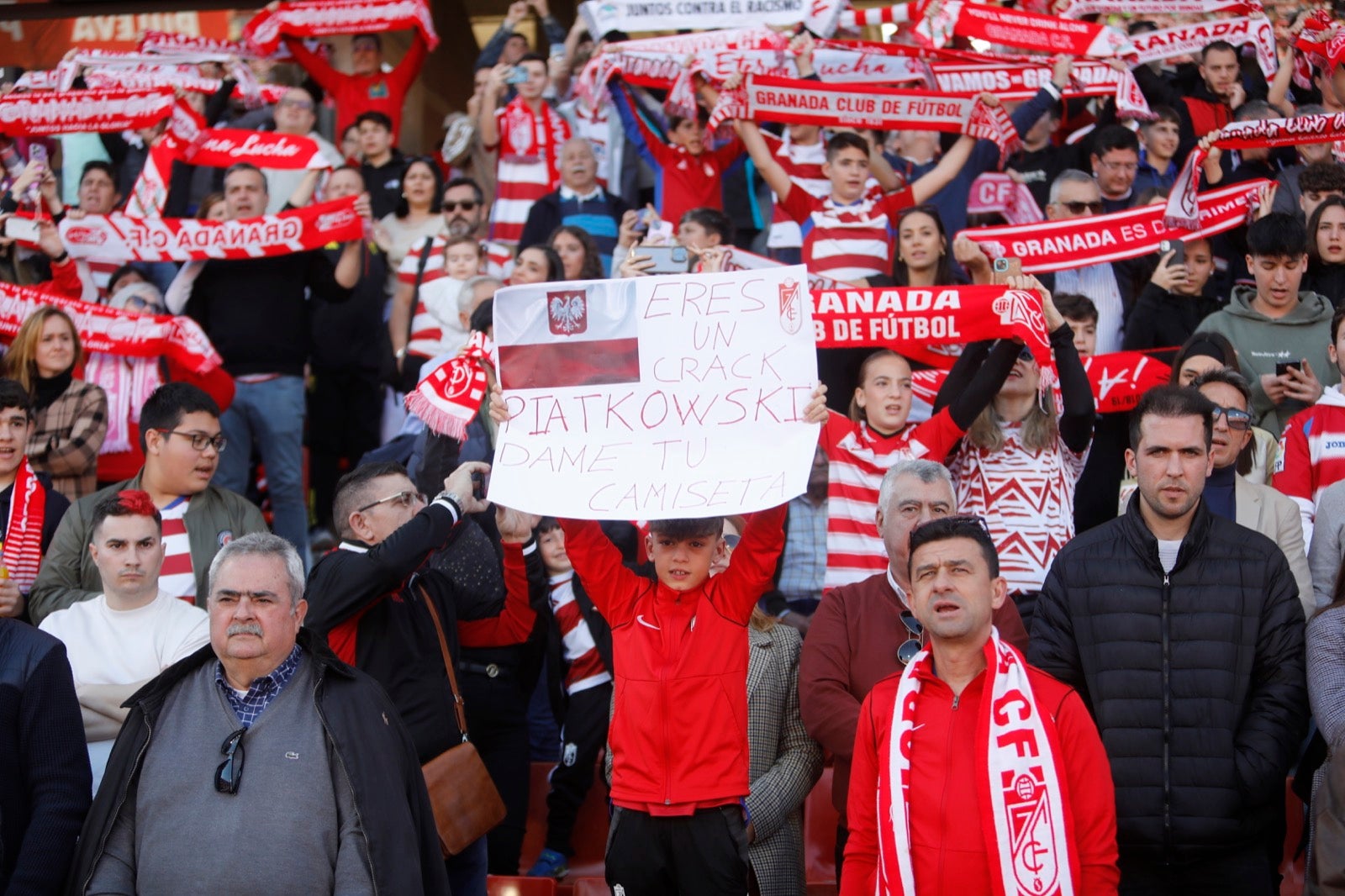 Encuéntrate en la grada en el partido entre Granada y Almería