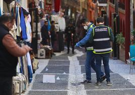 La Policía Nacional investiga en la zona del apuñalamiento.