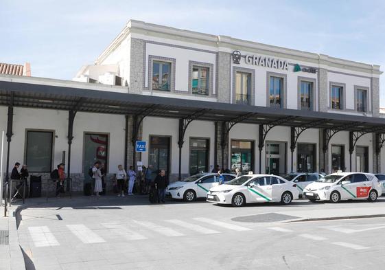 Colas de taxis en la estación de tren de Granada.