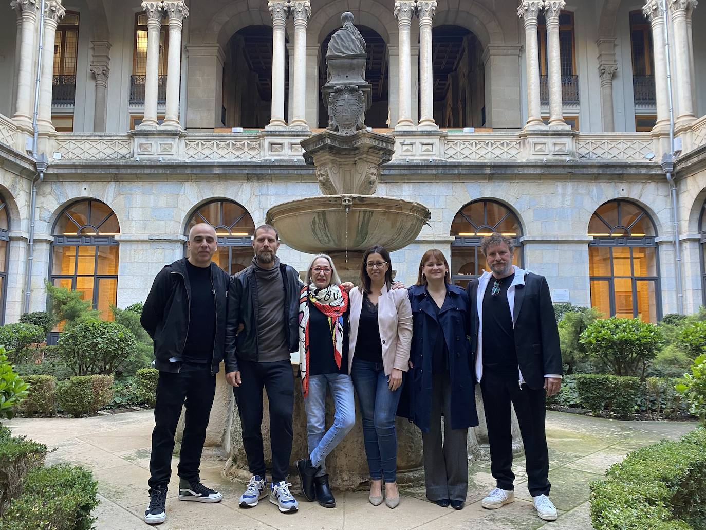 Actores y directores participantes en las proyecciones de este lunes con África Colomo en el patio de edificio de la Diputación.