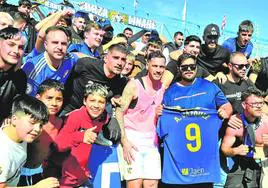 Aficionados azulillos quisieron hacerse una foto con Álvaro Vázquez para iinmortalizar el gol en el descuento que supuso la victoria.