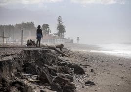 Un nuevo trasvase de arena arreglará Playa Granada antes de Semana Santa
