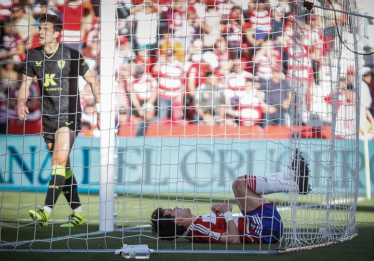 Facundo Pellistri, desesperado entre las redes de la portería del Almería.
