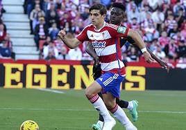 Gonzalo Villar, perseguido por Baba durante el derbi con el Almería en Los Cármenes.