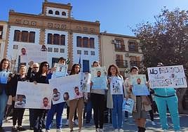 Los vecinos de Santa Fe se concentran por Lalo frente al Ayuntamiento.