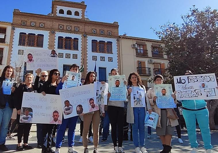Los vecinos de Santa Fe se concentran por Lalo frente al Ayuntamiento.