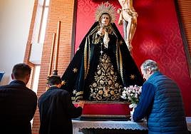 Hermanos de los Agustinos arreglan el altar sobre el que se sitúa su recientemente bendecida Virgen del Socorro.