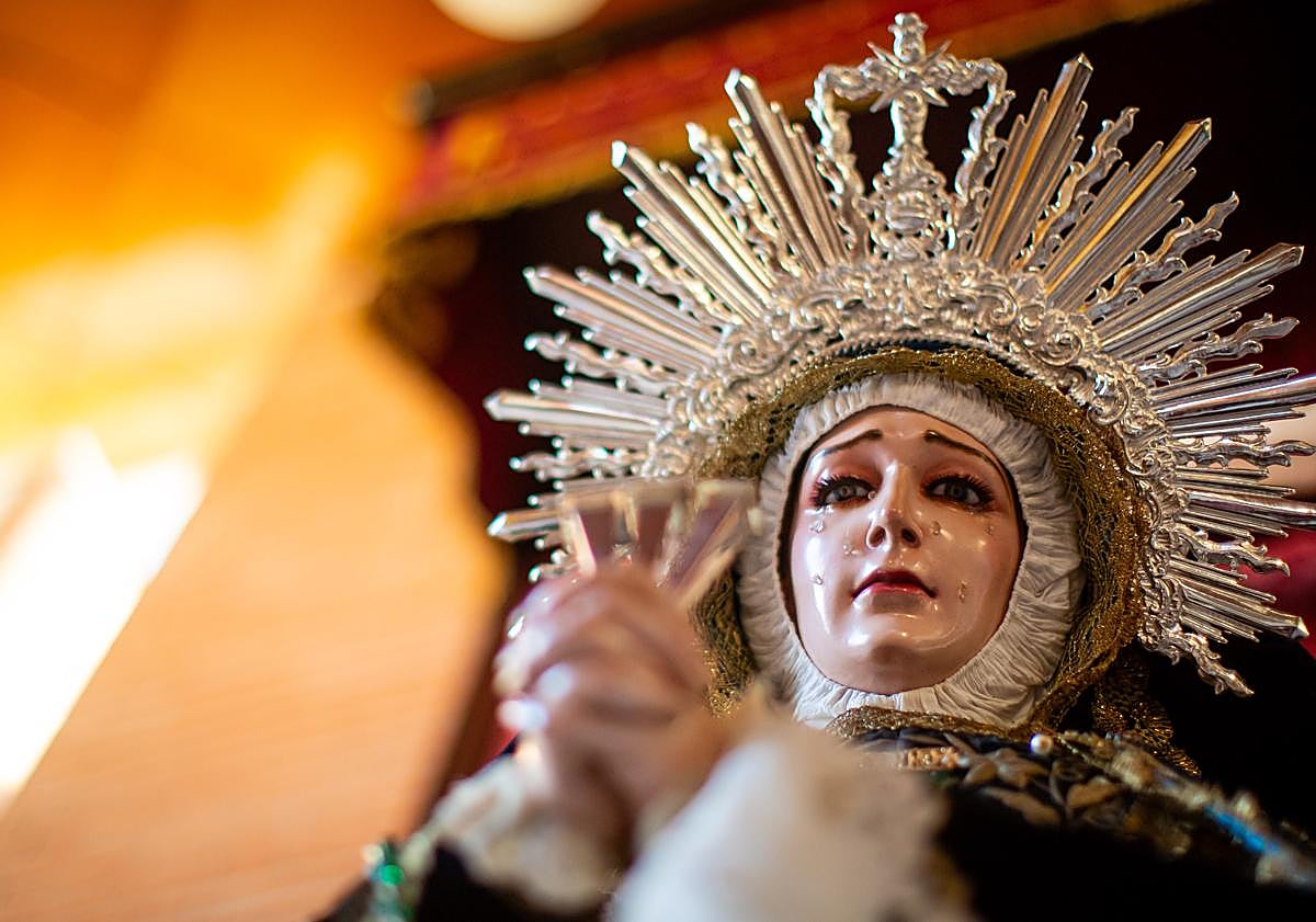 Imagen principal - Los hermanos de los Agustinos, junto a las imágenes titulares de la hermandad.