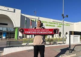 Jacob Wiley, sonriente a su llegada al aeropuerto de Granada.