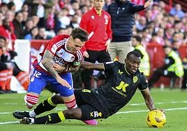 Bruno Langa frena la internada de Ricard Sánchez.