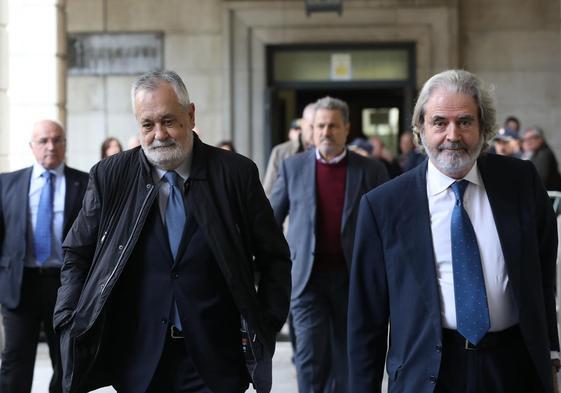 José Antonio Griñán, a la izquierda, uno de los principales condenados por el caso 'ERE'.