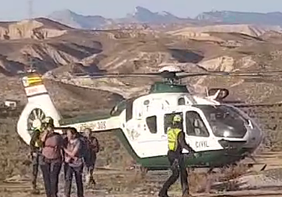 Rescatan a ocho cordobeses que se quedaron enriscados en el desierto de Gorafe.