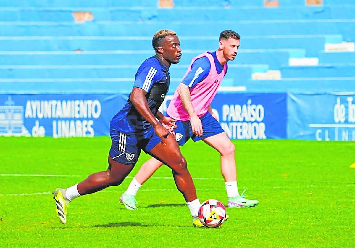 Jannick Buyla ha demostrado en los entrenamientos que llega en plena forma para sumar en la medular.