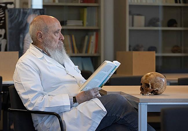 Botella, en un aula del departamento de Antropología.