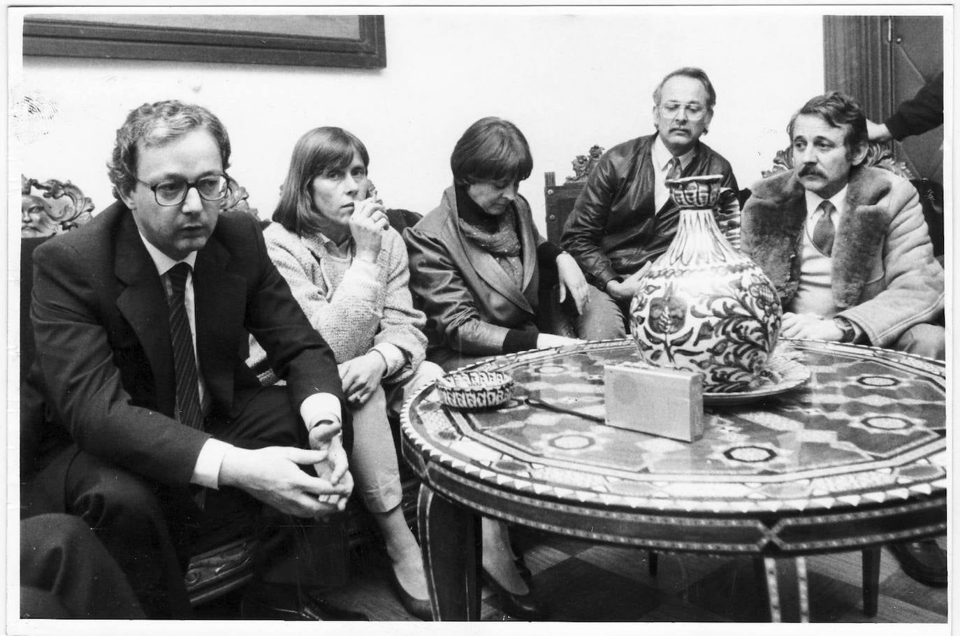 Txiki Benegas (izq.) junto a Bárbara Dührkop, viuda, y familiares de Enrique Casas en su visita a Guadix en 1985