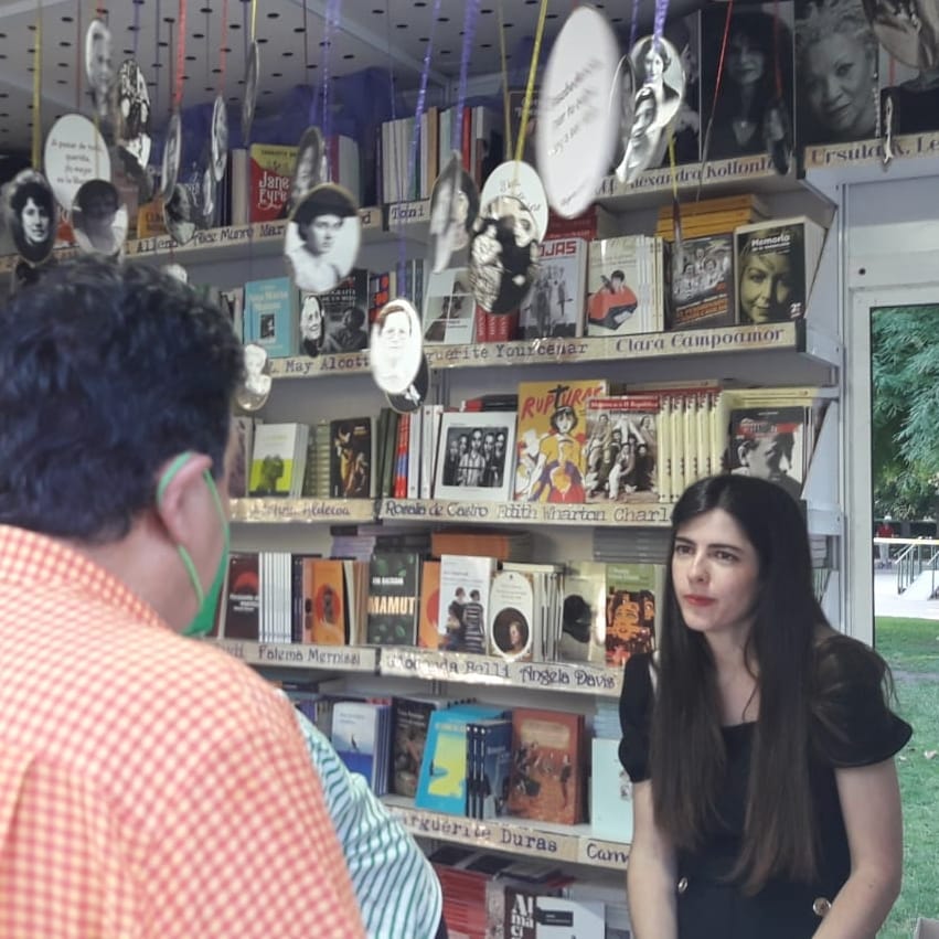 Nerea Campos durante una firma de ejemplares en la Feria del Libro de Madrid.
