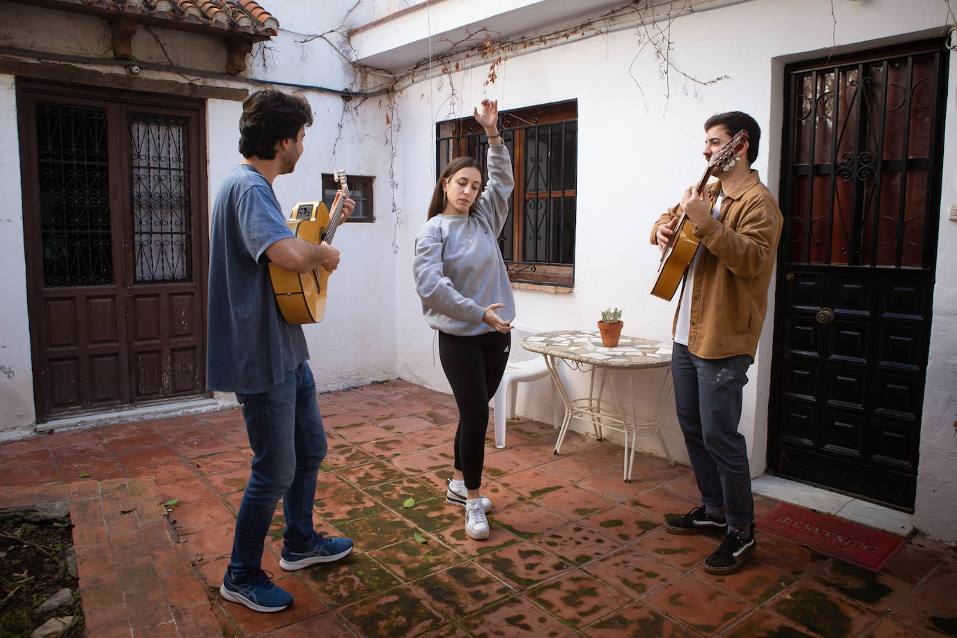 Tere bailando. Javier y José Manuel tocando.