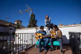 José Manuel, Javier y Tere en la terraza del Huerto de Ataecina, su casa del Albaicín.