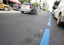 Coches estacionados en zona azul, de archivo.