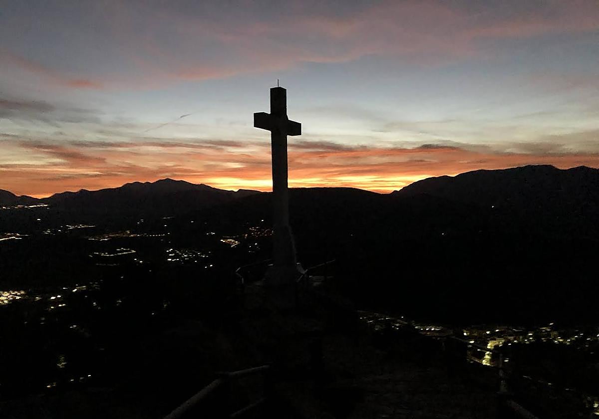Amanecer desde la cruz del Castillo.