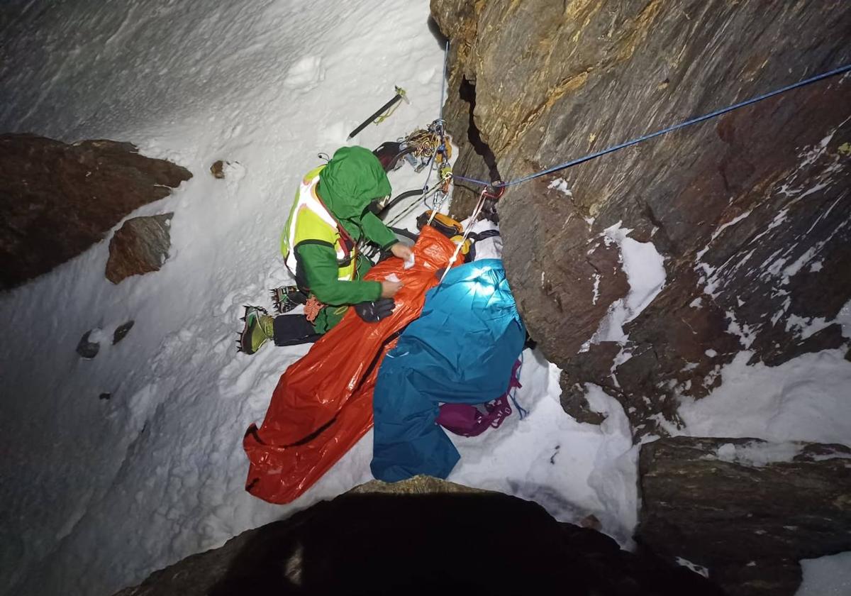 Un miembro del Greim asistiendo a los dos accidentados en Sierra Nevada.