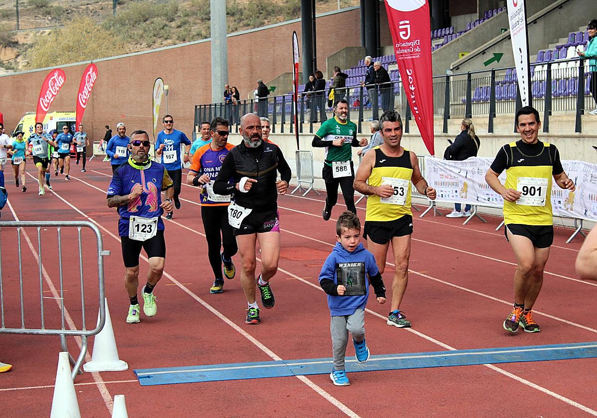Jóvenes y mayores en la cita.