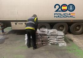 Interceptan al conductor de un camión en la A-7 en Almería con 100 kilos de marihuana en la cabina