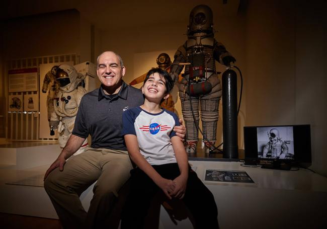 Carlos García-Galán y Dani Castro, en la exposición de astronautas del Parque de las Ciencias.