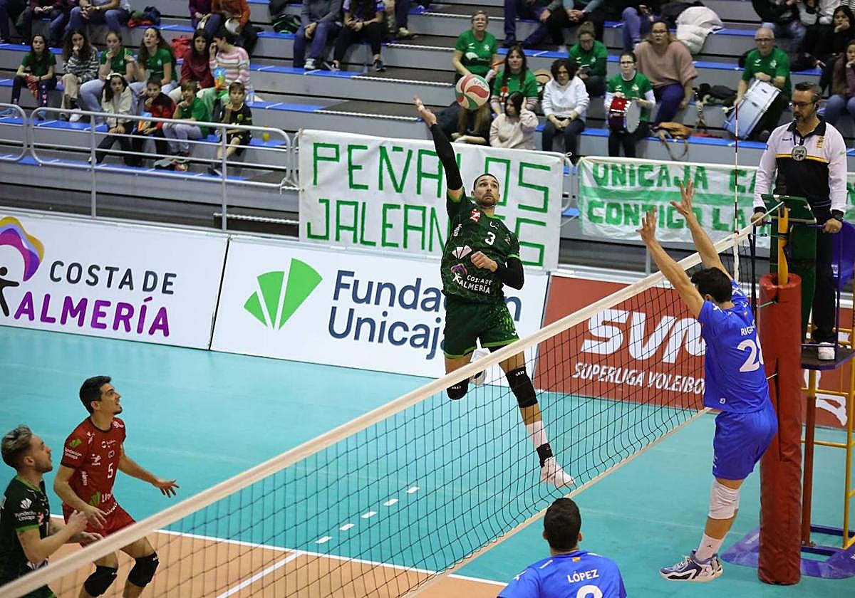 Víctor Rodríguez supera el bloqueo de Giustiniano para firmar un gran punto.