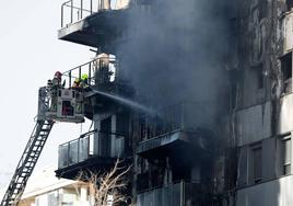 Los Bomberos de Valencia refrescan los restos del edificio siniestrado.