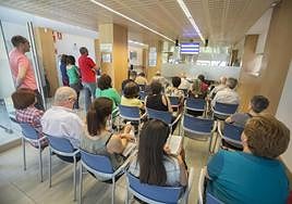 Ciudadanos aguardan a ser atendidos en la sede de la Agencia Tributaria de Granada