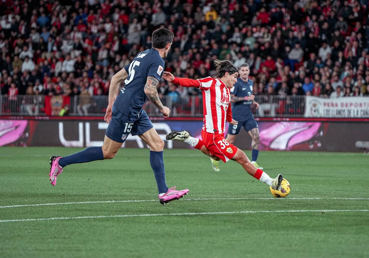 Luka Romero dispara para conseguir el primer empate de un partido desgobernado.