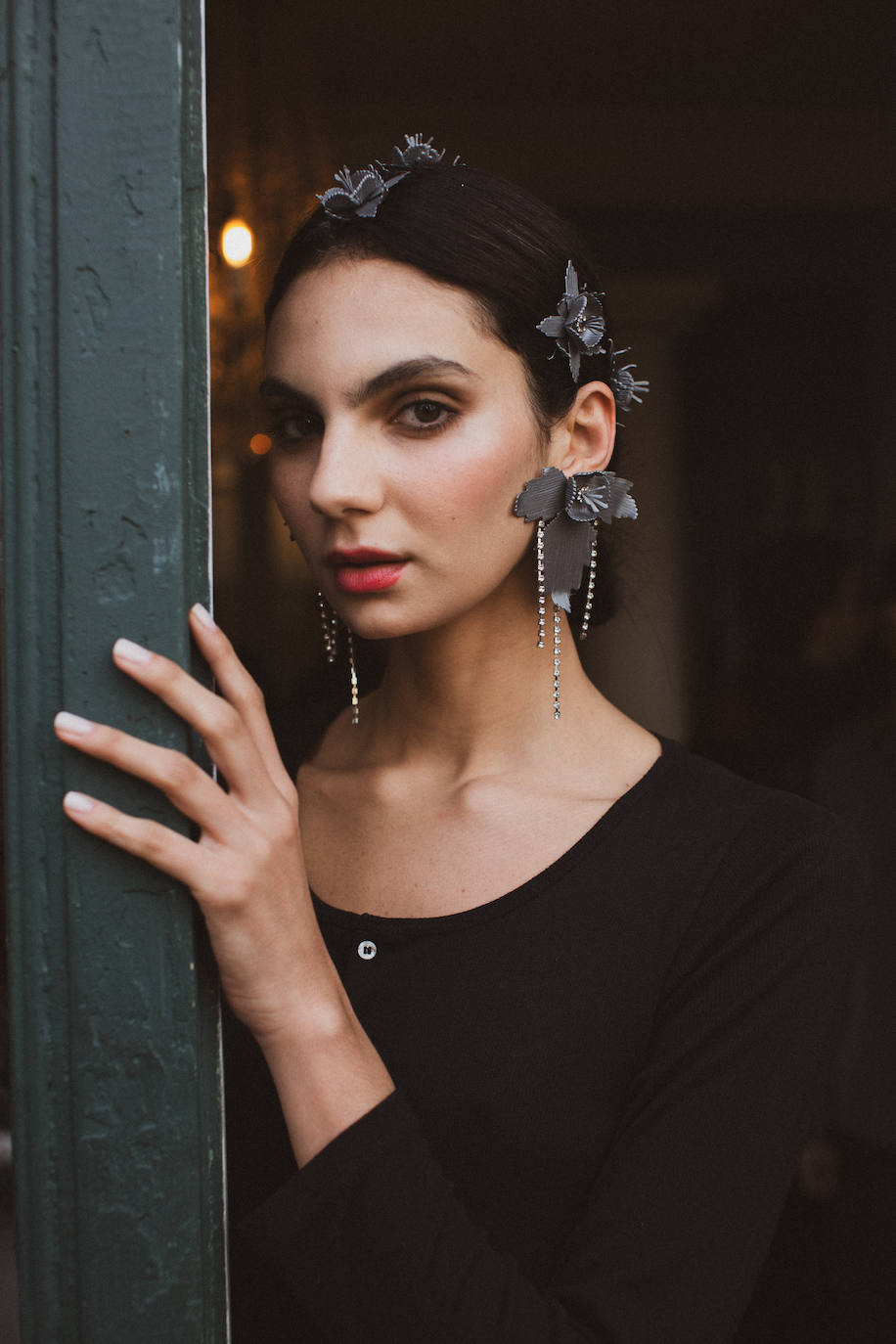 Pendientes a juego con tocados en tonos grises.