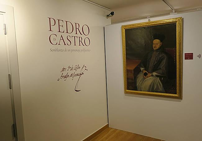 Un retrato del arzobispo recibe al visitante.