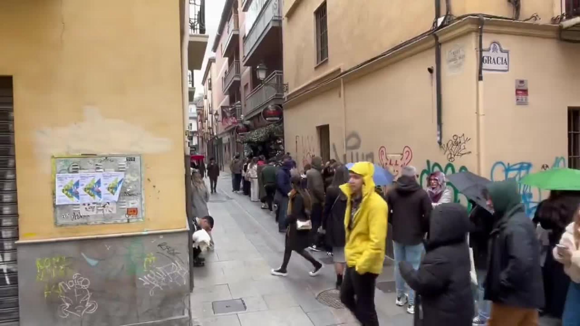 El vídeo de las largas colas en un conocido bar de Granada