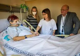 Mercedes, con enfermedad ELA, con su hija mientras le sostiene la mano la enfermera Marta Redondo en presencia del doctor Francisco Jerez