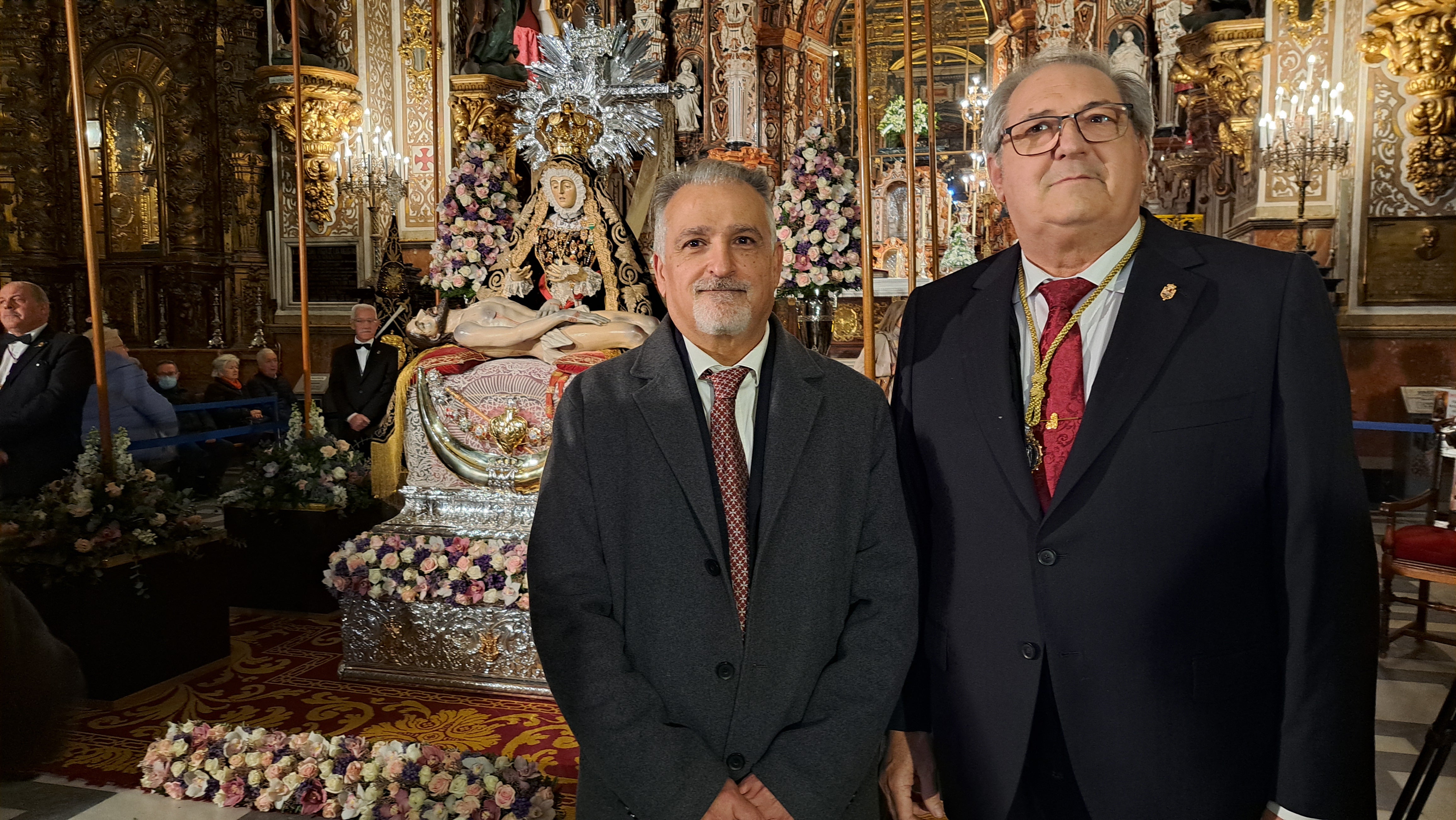 Imagen secundaria 2 - Detalles de la Virgen, restaurada por Dioniso Olgoso, que posa junto al hermano mayor Antonio González.