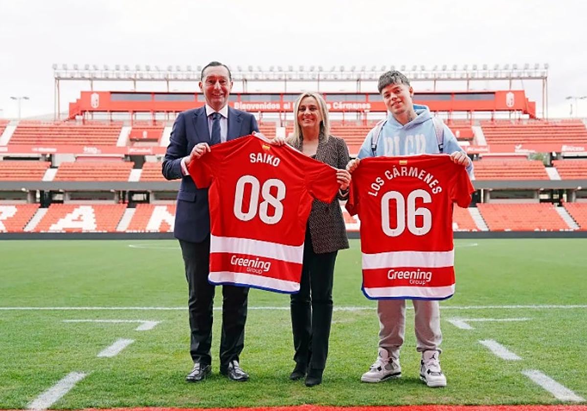 Saiko, junto a la alcaldesa de la ciudad, Marifrán Carazo, y el director general del Granada, Alfredo García Amada.