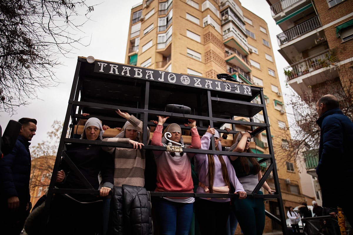 Dentro del ensayo de las costaleras del Trabajo