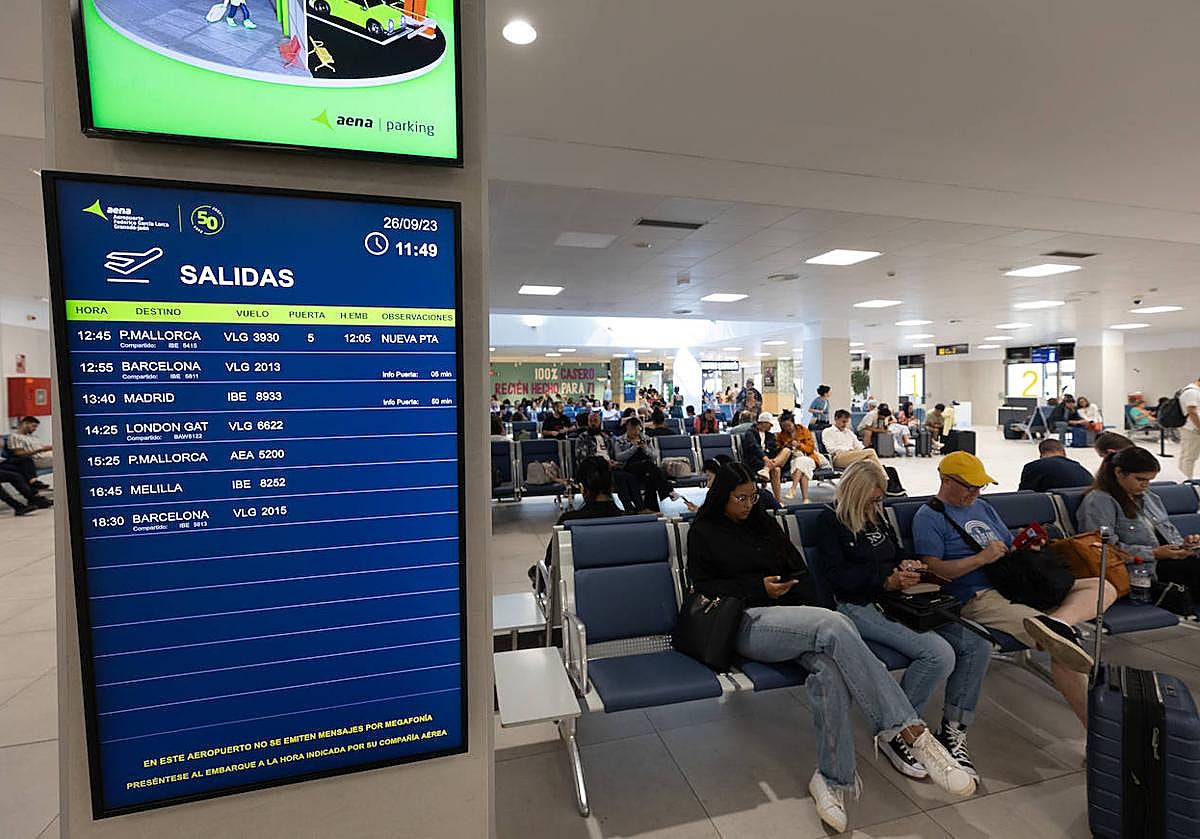 Panel de salidas del aeropuerto de Granada, el pasado septiembre.
