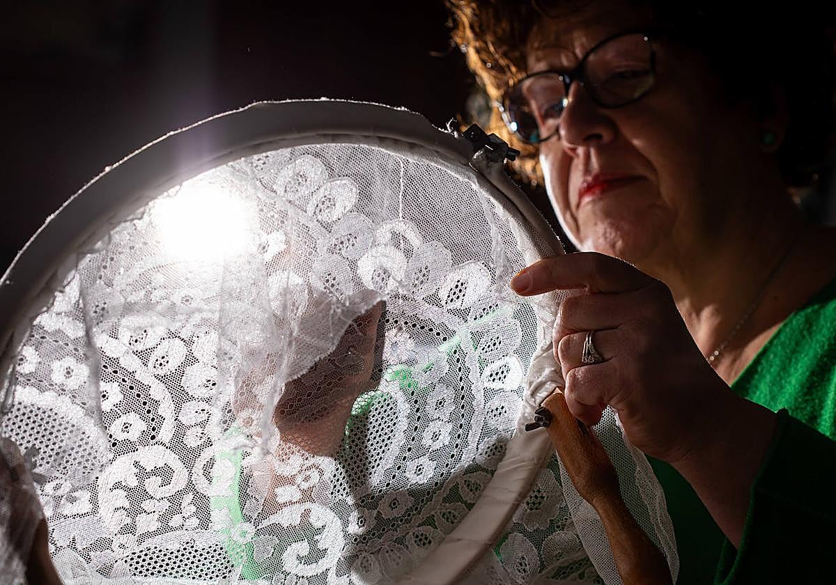 Encarnita bordando una mantilla en su taller de Dúrcal.