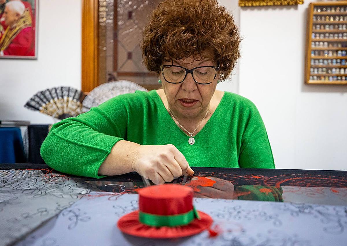 Imagen secundaria 1 - Encarnita realizando uno de sus trabajos.