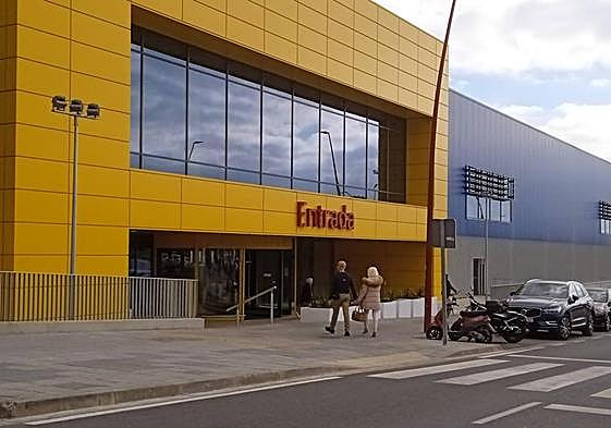 Una pareja accede a la superficie comercial ubicada al Norte de la Rambla Belén.